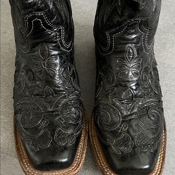 Elegant Black Embroidered Heeled Boots - Picture 5 of 5